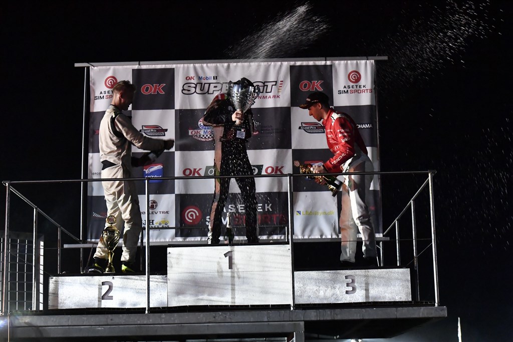 Am-kørerne kæmpede godt ved Night Race. Efter løbene fortsatte Martin Henckel Mortensen, Largim Ali og Nicolai Aaberg Hansen kampen på podiet.
(Foto: Morten Kimer Hansen)